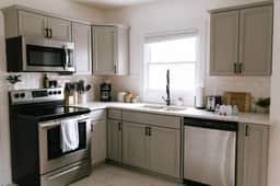 The Carlisle" WARM MODERN  STAY w/ Yard -Greyline - Holiday Home