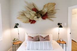 The Carlisle" WARM MODERN  STAY w/ Yard -Greyline - Holiday Home