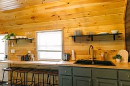 Comfy Woodsy Stay| Near Hiking in RRG| Firepit