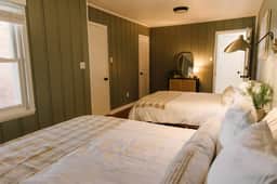 The Meridian" Modern Stay near Downtown / Airport - Holiday Home