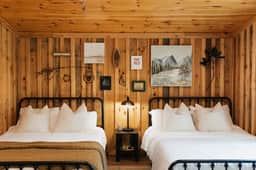 Woodsy Cabin Experience | HotTub| Firepit| Lantern
