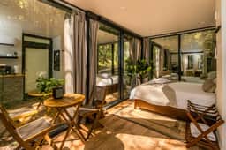 Modern Mirror Home| Creek| Hot-tub | Glass House1