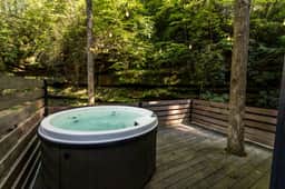 Modern Mirror Home| Creek| Hot-tub | Glass House1