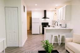 Goldenrod| Apartment Near Downtown Lexington| 1BD