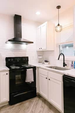 Goldenrod| Apartment Near Downtown Lexington| 1BD
