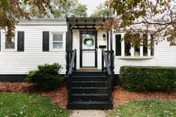 The Lynn" Modern Urban Stay w/ Backyard - Holiday Home