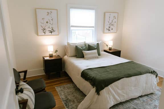 The Carlisle" WARM MODERN  STAY w/ Yard -Greyline - Holiday Home