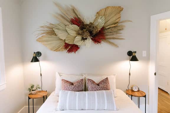 The Carlisle" WARM MODERN  STAY w/ Yard -Greyline - Holiday Home