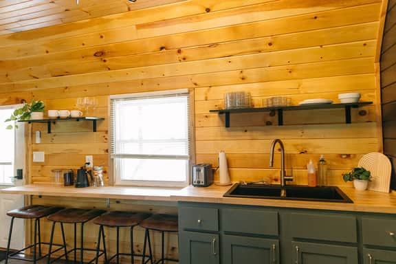 Comfy Woodsy Stay| Near Hiking in RRG| Firepit