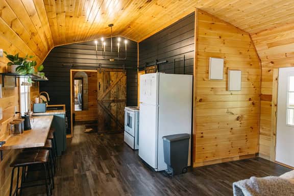 Comfy Woodsy Stay| Near Hiking in RRG| Firepit