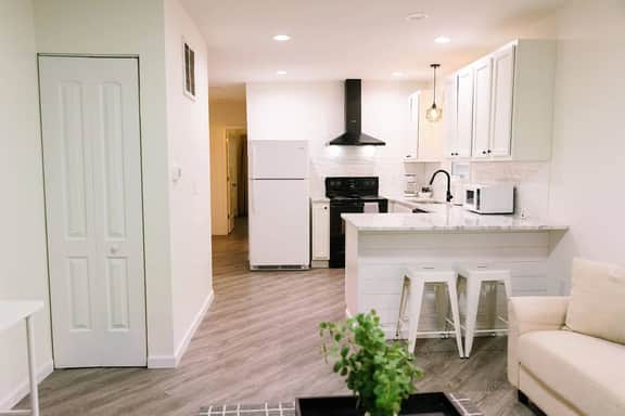 Goldenrod| Apartment Near Downtown Lexington| 1BD