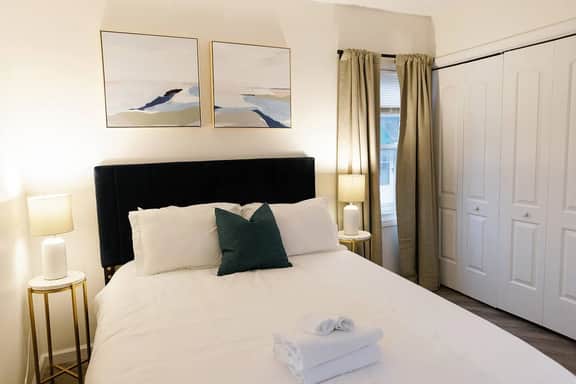 Goldenrod| Apartment Near Downtown Lexington| 1BD