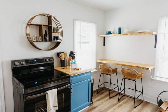 The Lynn" Modern Urban Stay w/ Backyard - Holiday Home