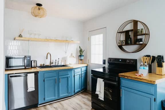 The Lynn" Modern Urban Stay w/ Backyard - Holiday Home