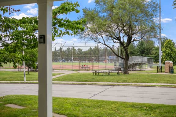 Parkview Cottage | Walkable to Food, Shops, Pool
