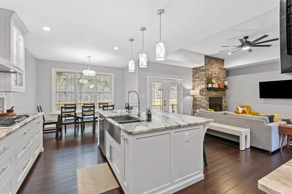 Fun House w/ HotTub| Theatre | Gameroom| Sleeps 16