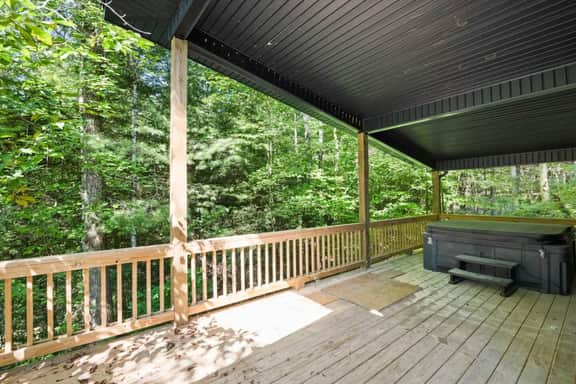 Stylish Woodland Cabin in w/ Sauna & Hot Tub