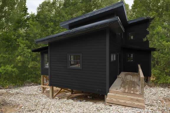 Stylish Woodland Cabin in w/ Sauna & Hot Tub