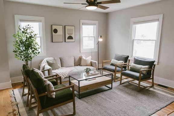 The Carlisle" WARM MODERN  STAY w/ Yard -Greyline - Holiday Home