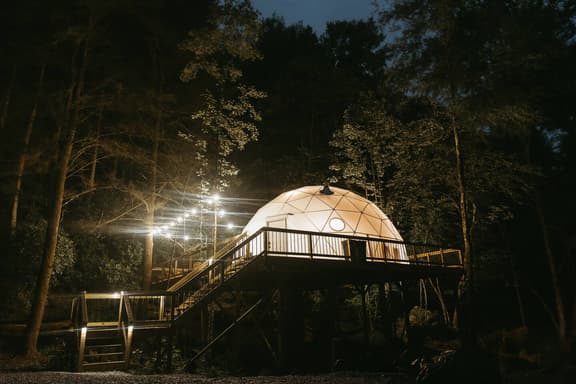 Home Sweet Dome" MODERN TREEHOUSE STAY w/ Hot Tub