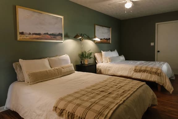 The Meridian" Modern Stay near Downtown / Airport - Holiday Home