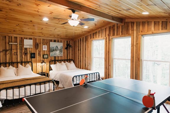 Woodsy Cabin Experience | HotTub| Firepit| Lantern