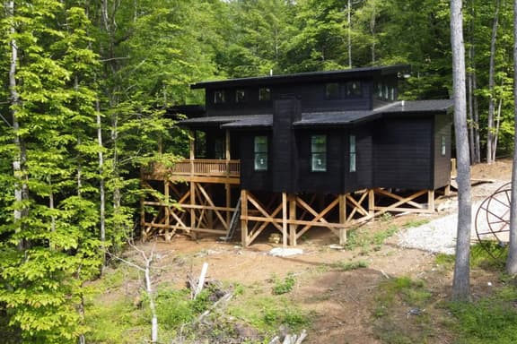 Stylish Woodland Cabin in w/ Sauna & Hot Tub